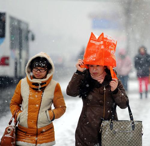 3月21日,兩位市民在哈爾濱街頭冒雪前行。當日,黑龍江省部分地區(qū)迎來降雪天氣。據(jù)氣象部門預報,3月21日下午至22日白天,降雪范圍將由黑龍江省西南部地區(qū)向中東部地區(qū)擴展。新華社記者 王松 攝