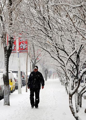 3月21日,一位哈爾濱市民冒雪前行。新華社記者 王松 攝