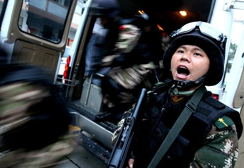 3月21日,武警反恐突擊隊員按照指令快速出擊。當(dāng)日,駐守上海市崇明縣的武警上海總隊四支隊某部,在全島范圍內(nèi)舉行一次無預(yù)案、臨時出“情況”的實戰(zhàn)演練。演練緊貼實戰(zhàn)不預(yù)設(shè)情況,注重反恐戰(zhàn)法,有效提高部隊?wèi)?yīng)對和處置突發(fā)事件的綜合能力。新華社記者 陳飛攝