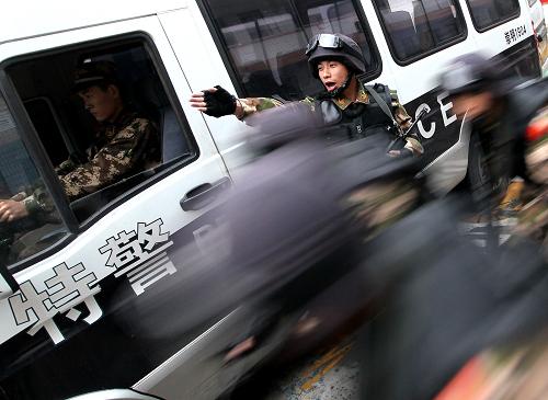 3月21日,武警反恐突擊隊員按照指令快速出擊。新華社記者 陳飛攝