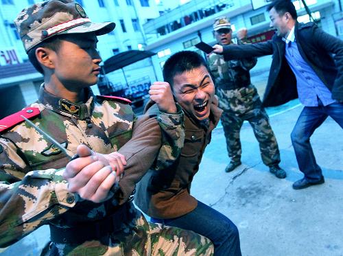 3月21日,武警反恐突擊隊員快速制服“恐怖分子”。新華社記者 陳飛攝