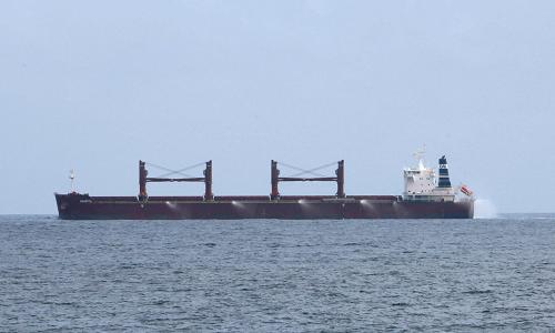3月21日,在亞丁灣東部海域,商船在發(fā)現(xiàn)多艘可疑目標(biāo)后啟動自身的反海盜防護措施。部分商船在船舷四周設(shè)有高壓噴水裝置,一旦發(fā)現(xiàn)有危險目標(biāo)靠近便立即開啟,使海盜無法接近并登船。新華社記者 饒饒攝