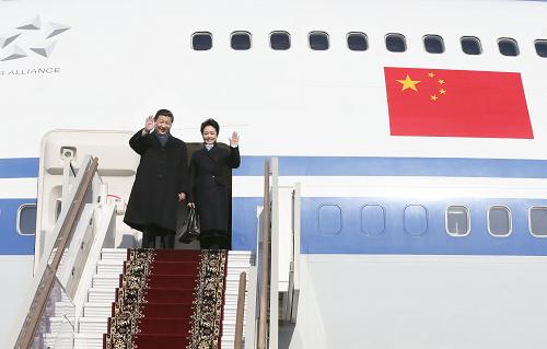 3月22日,中國國家主席習(xí)近平抵達莫斯科,開始對俄羅斯進行國事訪問。這是習(xí)近平和夫人彭麗媛向前來歡迎的人們揮手致意。新華社記者 蘭紅光 攝