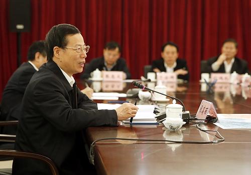 3月18日至22日,中共中央政治局常委、國(guó)務(wù)院副總理張高麗先后到國(guó)家發(fā)展改革委、財(cái)政部、住房和城鄉(xiāng)建設(shè)部、環(huán)境保護(hù)部、國(guó)土資源部、國(guó)務(wù)院發(fā)展研究中心、國(guó)家稅務(wù)總局、國(guó)家統(tǒng)計(jì)局、三峽辦、南水北調(diào)辦調(diào)研。這是3月22日,張高麗在南水北調(diào)辦調(diào)研。新華社記者鞠鵬攝