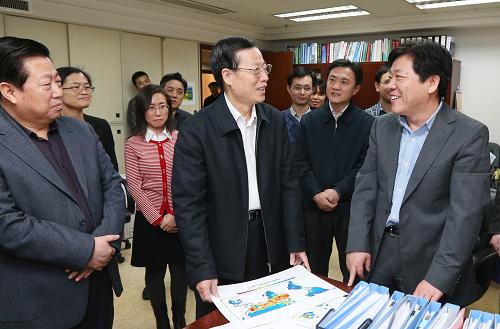 3月18日至22日,中共中央政治局常委、國(guó)務(wù)院副總理張高麗先后到國(guó)家發(fā)展改革委、財(cái)政部、住房和城鄉(xiāng)建設(shè)部、環(huán)境保護(hù)部、國(guó)土資源部、國(guó)務(wù)院發(fā)展研究中心、國(guó)家稅務(wù)總局、國(guó)家統(tǒng)計(jì)局、三峽辦、南水北調(diào)辦調(diào)研。這是3月19日,張高麗在環(huán)境保護(hù)部調(diào)研。新華社記者姚大偉攝