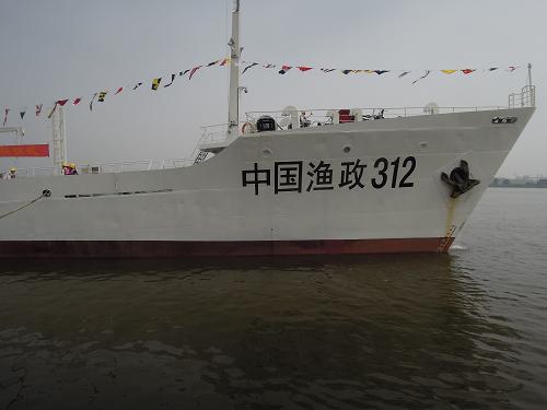 3月22日,中國漁政312船徐徐駛離廣州的碼頭,首次開赴南海南沙群島海域執(zhí)行公務(wù)。這標(biāo)志著目前中國噸位最大的漁政綜合執(zhí)法船正式入列。中國漁政312船具備執(zhí)法和補(bǔ)給等多方面綜合功能,是目前中國噸位最大的綜合漁政執(zhí)法船。該船滿載排水量為4950噸,最大航速為14節(jié),續(xù)航能力為2400海里。它將主要用于南海西南中沙群島的漁業(yè)行政執(zhí)法及補(bǔ)給。新華社記者 梁鋼華 攝