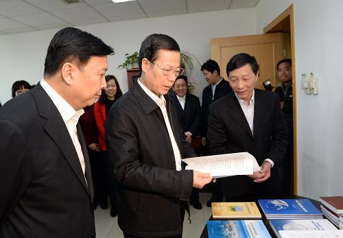 3月18日至22日,中共中央政治局常委、國(guó)務(wù)院副總理張高麗先后到國(guó)家發(fā)展改革委、財(cái)政部、住房和城鄉(xiāng)建設(shè)部、環(huán)境保護(hù)部、國(guó)土資源部、國(guó)務(wù)院發(fā)展研究中心、國(guó)家稅務(wù)總局、國(guó)家統(tǒng)計(jì)局、三峽辦、南水北調(diào)辦調(diào)研。這是3月20日,張高麗在國(guó)土資源部調(diào)研。 新華社記者馬占成攝