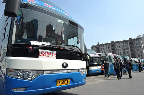 3月27日,安徽省合肥市明光路客運(yùn)汽車站內(nèi),一輛天然氣大巴(左)正在出發(fā)。春運(yùn)前夕,安徽省合肥汽車客運(yùn)有限公司的14輛天然氣客運(yùn)大巴(合肥—定遠(yuǎn)線路)正式運(yùn)行。在投入使用的1個(gè)多月里,這14輛天然氣大巴以運(yùn)行成本較低,主要污染物排放低,安全平穩(wěn),受到了客運(yùn)公司的的青睞。據(jù)介紹,這類天然氣大巴一次性可載客38位,運(yùn)行里程800公里,安徽省合肥汽車客運(yùn)有限公司將在今年內(nèi)再次投放運(yùn)營(yíng)50輛天然氣大巴。新華社記者 郭晨 攝