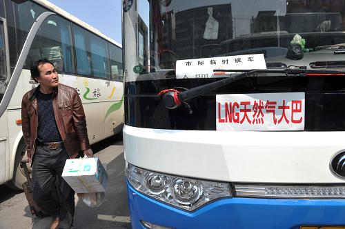 3月27日,安徽省合肥市明光路客運(yùn)汽車站內(nèi),一位旅客正在準(zhǔn)備登車。新華社記者 郭晨 攝