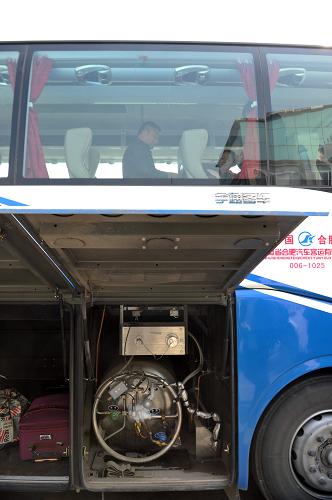 安徽省合肥市明光路客運(yùn)汽車站內(nèi),一輛天然氣大巴的天然氣罐(3月27日攝)。新華社記者 郭晨 攝