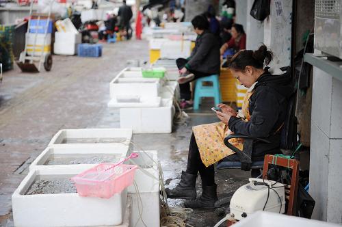 3月28日,貴陽市青云路海鮮一條街上顧客寥寥。新華社記者 劉續(xù) 攝