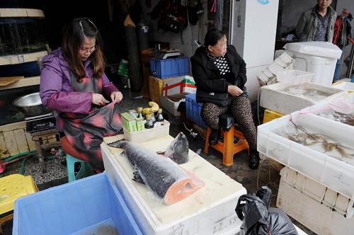 3月28日,貴陽市青云路海鮮一條街上,海鮮商販在等待生意上門。新華社記者 劉續(xù) 攝