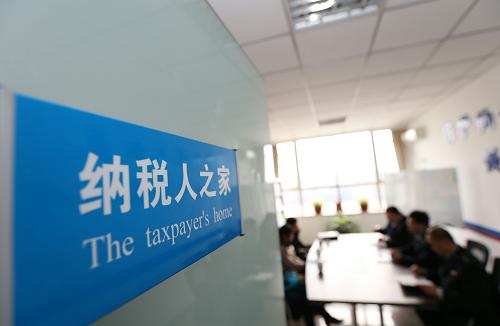 3月28日,河北省廊坊市安次區(qū)地稅局二層“納稅人之家”的負(fù)責(zé)人為區(qū)內(nèi)新辦企業(yè)財(cái)務(wù)人員講解稅務(wù)知識(shí)。河北省廊坊市安次地稅日前在稅務(wù)征收大廳之外,專門開辟了不足15平方米的“納稅人之家”,主動(dòng)為區(qū)內(nèi)納稅人提供講解服務(wù),變被動(dòng)“坐機(jī)關(guān)”為零距離服務(wù)納稅人。新華社記者 王申 攝