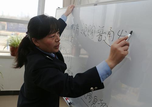 3月28日,河北省廊坊市安次區(qū)地稅局二層“納稅人之家”的負(fù)責(zé)人為區(qū)內(nèi)新辦企業(yè)財(cái)務(wù)人員講解稅務(wù)知識(shí)。新華社記者 王申 攝