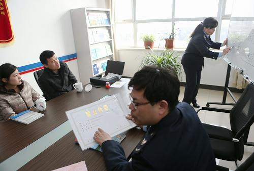 3月28日,河北省廊坊市安次區(qū)地稅局二層“納稅人之家”的負(fù)責(zé)人為區(qū)內(nèi)新辦企業(yè)財(cái)務(wù)人員講解稅務(wù)知識(shí)。新華社記者 王申 攝