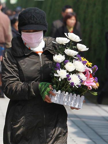 3月28日,在上海濱海古園內(nèi),一名市民手捧鮮花進(jìn)入墓區(qū)。清明節(jié)臨近,上海的各大陵園迎來節(jié)前祭掃的人流高峰。大多數(shù)市民選擇用鮮花祭奠親人、寄托哀思,文明又環(huán)保。新華社發(fā)(丁汀 攝)