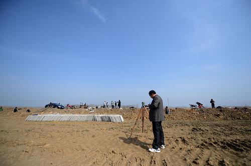 3月28日,一位工作人員在進(jìn)行土地測量。新華社發(fā)(張端 攝)