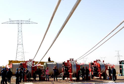 3月27日,新疆哈密南至河南鄭州±800千伏特高壓直流輸電工程新疆段輸電線路首放成功。經(jīng)過近一年的施工,新疆首條特高壓輸電線路哈密南至河南鄭州±800千伏特高壓直流輸電工程塔架施工近日接近尾聲,輸電線路全線開架,預(yù)計(jì)在2014年建成投運(yùn)。這條特高壓直流線路途經(jīng)新疆、甘肅、寧夏、陜西、山西、河南六省(區(qū)),全長2210公里,總投資233.9億元,建成后輸電能力將達(dá)800萬千瓦。新華社發(fā)(蔡增樂 攝)