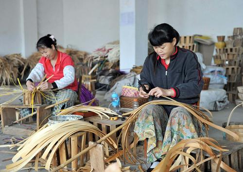 3月28日,在廣西浦北縣龍門鎮(zhèn)一家木編公司,工人趕制木編工藝品。2008年開始,廣西從提高森林年生長(zhǎng)量、年采伐量、森林蓄積年凈增量著手,不斷夯實(shí)林業(yè)發(fā)展基礎(chǔ),使林業(yè)產(chǎn)業(yè)步入快速發(fā)展軌道。2012年廣西林業(yè)總產(chǎn)值達(dá)2190億元,較2007年翻兩番,5年間年均增長(zhǎng)32%。新華社記者 周華 攝