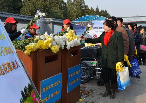 3月30日,前來掃墓的市民在北京市八寶山人民公墓排隊(duì)領(lǐng)取免費(fèi)鮮花。當(dāng)日,北京迎來清明前掃墓高峰。北京市區(qū)兩級(jí)民政部門將在各掃墓點(diǎn)為祭掃民眾送出100余萬枝鮮花,各掃墓點(diǎn)還提供系黃絲帶、寫許愿卡等文明環(huán)保的祭掃方式,取代傳統(tǒng)的燒紙錢和祭供品等祭掃方式。新華社發(fā)(王全超 攝)