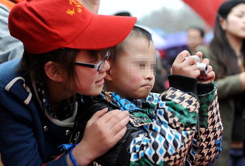 3月30日,一名志愿者陪著一個自閉癥兒童在活動現(xiàn)場拍照。當(dāng)日,在“世界自閉癥日”即將到來前夕,河南鄭州舉辦主題為“愛從春天來 陽光小雨人”的活動,呼吁廣大市民關(guān)愛自閉癥兒童,感受“小雨人”的世界,讓自閉癥兒童有尊嚴(yán)、快樂的生活。新華社記者 李博 攝