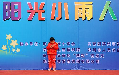 3月30日,一名自閉癥兒童在活動現(xiàn)場。新華社記者 李博 攝