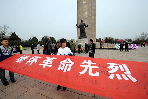 3月30日,大學生在雨花臺烈士紀念碑前拉出“緬懷革命先烈”橫幅,組織開展簽名活動。新華社記者 孫參 攝