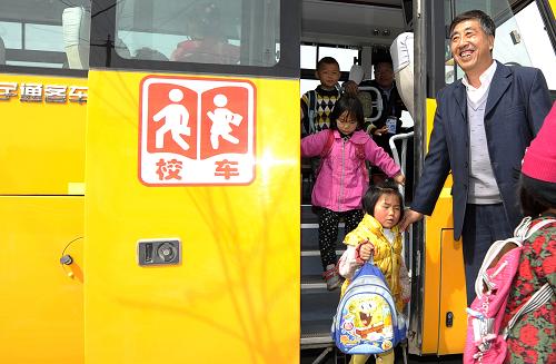 隨車安全員芮其華護送學(xué)生下車(3月29日攝)。 近日,記者跟隨寧夏中衛(wèi)市第十小學(xué)校車,體驗一趟孩子們的安全之旅。寧夏中衛(wèi)市第十小學(xué)地處城郊,近千名學(xué)生大多來自周邊的鄉(xiāng)鎮(zhèn),校車接送為這些學(xué)生提供有效的安全保障。據(jù)校車司機馮師傅介紹,為確保安全,校車在市區(qū)時速規(guī)定不超過30公里每小時,在郊外時速不超過50公里每小時。目前,寧夏中衛(wèi)市沙坡頭區(qū)共有校車40輛,共計開通69條線路,惠及中小學(xué)、幼兒園17所,基本滿足當?shù)貙W(xué)生乘車需求。新華社發(fā)(李然 攝)