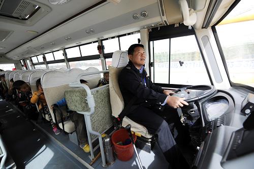 校車司機馮永祥在駕駛校車(3月29日攝)。新華社發(fā)(李然 攝)