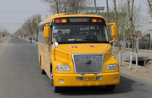 接送寧夏中衛(wèi)市第十小學(xué)學(xué)生的校車行駛在鄉(xiāng)村公路上(3月29日攝)。新華社發(fā)(李然 攝)