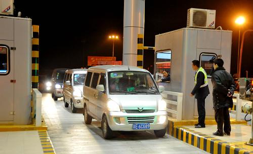 4月4日零時(shí),免費(fèi)放行的車(chē)輛排隊(duì)駛?cè)霌P(yáng)州南高速收費(fèi)站。新華社發(fā)(莊劍翔攝)