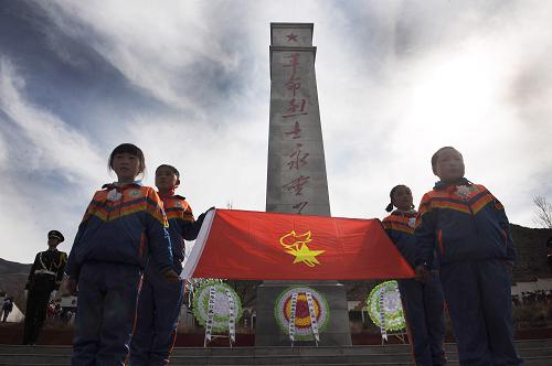 4月4日,西藏昌都實(shí)驗(yàn)小學(xué)的學(xué)生在昌都烈士陵園重溫少先隊(duì)入隊(duì)誓詞。當(dāng)日是清明節(jié),西藏昌都實(shí)驗(yàn)小學(xué)的學(xué)生來到昌都烈士陵園,開展為烈士掃墓,重溫少先隊(duì)入隊(duì)誓詞等活動,接受愛國主義傳統(tǒng)教育。新華社記者 文濤 攝