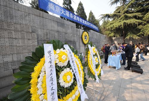 4月4日,參加活動的市民在遇難者名單墻前祭奠遇難同胞。新華社記者 孫參 攝