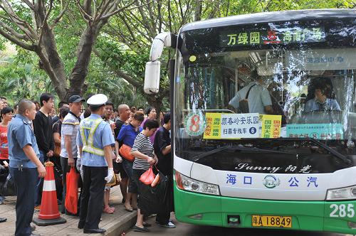 4月4日,在海口市濱海大道紫荊路口,市民準(zhǔn)備乘坐開(kāi)往顏春嶺安樂(lè)園的免費(fèi)公交。4月3日至5日,??谑薪煌ú块T提供公交保障,方便市民前往顏春嶺、富山、吉萌賢等公墓園區(qū)祭掃。當(dāng)日是清明節(jié),??谑袣鉁剡_(dá)32攝氏度,不少市民冒著高溫、撐著遮陽(yáng)傘來(lái)到??谧畲蟮牧陥@——顏春嶺安樂(lè)園進(jìn)行祭掃。有媒體預(yù)計(jì)4月4日?qǐng)@區(qū)掃墓人數(shù)達(dá)10萬(wàn)人次。新華社記者 施鰻珂 攝