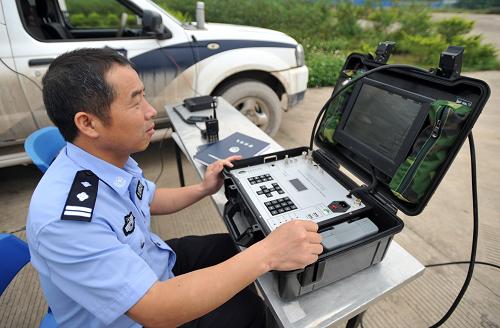 4月4日,在廣西南寧市警航基地,地面工作人員在接收警務直升機發(fā)回的畫面圖像。新華社記者 陸波岸 攝