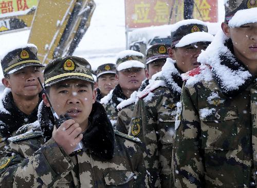 4月4日,西藏拉薩墨竹工卡縣斯布村普朗溝遭遇暴雪襲擊。這是參與現(xiàn)場(chǎng)搜救的武警水電部隊(duì)官兵3月29日,西藏拉薩市墨竹工卡縣普朗溝突然發(fā)生大面積山體滑坡,83名礦工被瞬間吞噬。災(zāi)情發(fā)生后,西藏自治區(qū)立即啟動(dòng)應(yīng)急預(yù)案,救援在第一時(shí)間展開。截至目前,搜救人員仍然奮戰(zhàn)在滑坡事故現(xiàn)場(chǎng),以“不放棄、不拋棄”為宗旨,冒風(fēng)雪,戰(zhàn)嚴(yán)寒繼續(xù)搜尋遇難者遺體。新華社記者 覺(jué)果 攝