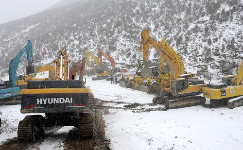 4月4日,西藏拉薩墨竹工卡縣斯布村普朗溝遭遇暴雪襲擊。新華社記者 覺(jué)果 攝
