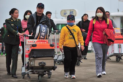 4月4日下午,滿(mǎn)載著80名臺(tái)胞的“安麟”輪安全抵達(dá)馬尾客運(yùn)碼頭,邊檢警官為臺(tái)胞陳登?。ㄇ芭抛蠖┮患姨峁剀胺?wù)。新華社記者 魏培全 攝