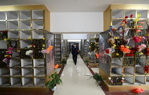 南昌市瓊山墓園骨灰安放堂內,僅有少數格位被市民選用。新華社記者 周科 攝