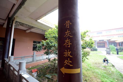 南昌市瓊山墓園骨灰安放堂冷冷清清。新華社記者 周科 攝