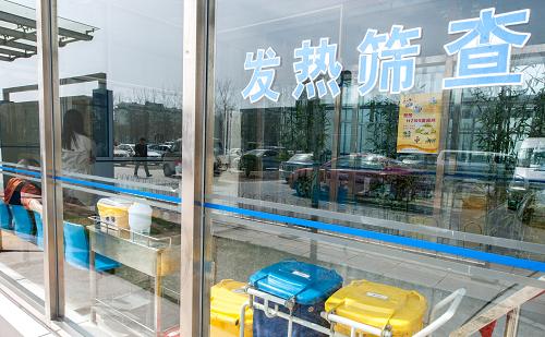 4月13日,北京地壇醫(yī)院的發(fā)熱篩查室,懸掛著H7N9禽流感宣傳畫。新華社記者 張宇 攝