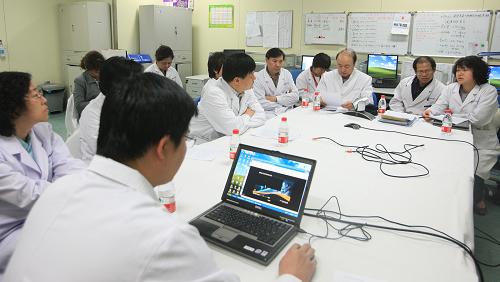 北京市人感染H7N9禽流感專家組在北京地壇醫(yī)院給患者會診(4月12日攝)。新華社發(fā)(王雪 攝)