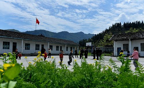 這是4月12日拍攝的湖北省宣恩縣二坪村小學校園。湖北省宣恩縣有一所深藏在深山里的小學——沙道溝鎮(zhèn)二坪村小學。二坪村平均海拔1800多米,從鎮(zhèn)上到村里步行約8小時,而乘車則需經(jīng)過兩省四縣11個鄉(xiāng)鎮(zhèn)5小時左右。目前二坪小學有學生34人,而堅守在這里的三位老師中最年輕的也已46歲。為補充師資力量,這所小學通過全省事業(yè)單位統(tǒng)一招考,2011年、2012年連續(xù)兩年各招聘了一名教師,但他們都只是來過學校一次,便放棄了這個崗位。據(jù)了解,條件艱苦是導致打算來此任教的老師“棄崗”的主要原因,這所深山中不可或缺的小學正面臨著師資短缺的困境。新華社發(fā)(宋文 攝)