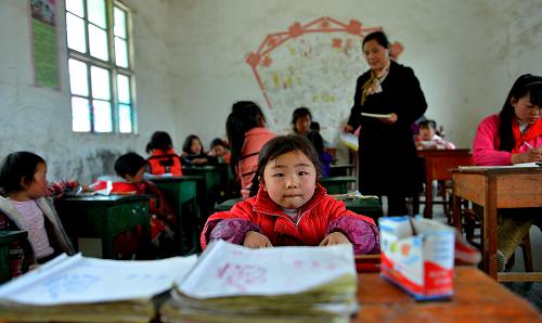 4月12日,湖北省宣恩縣二坪村小學51歲的教師楊銀蓮在給學生上課。新華社發(fā)(宋文 攝)