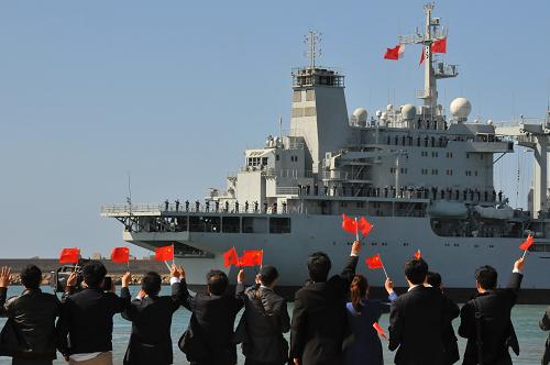 4月13日,在摩洛哥卡薩布蘭卡港,當(dāng)?shù)厝A人華僑代表歡送中國(guó)海軍第十三批護(hù)航編隊(duì)離港。新華社記者林峰攝