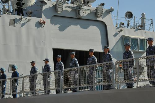 4月13日,正在駛離摩洛哥卡薩布蘭卡港的中國(guó)海軍“衡陽(yáng)”艦上,海軍陸戰(zhàn)隊(duì)員向送別人群列隊(duì)致敬。新華社記者林峰攝