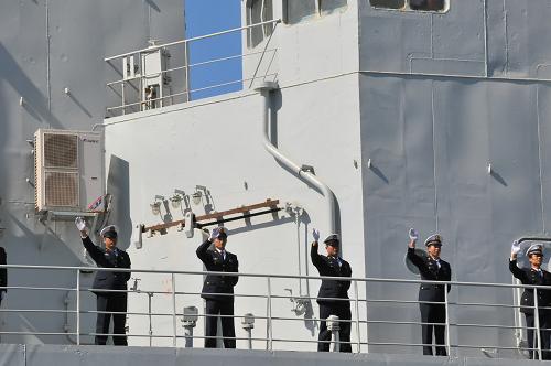 4月13日,正在駛離摩洛哥卡薩布蘭卡港的中國(guó)海軍“青海湖”艦上,海軍官兵向送別人群揮手。新華社記者林峰攝