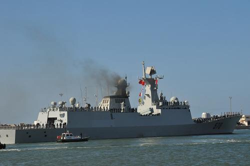 4月13日,中國(guó)海軍“黃山”艦駛出摩洛哥卡薩布蘭卡港。新華社記者林峰攝