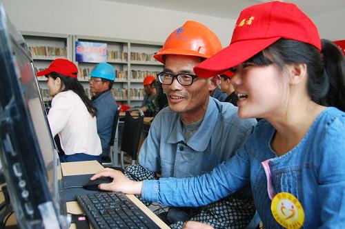 4月14日,江蘇科技大學的學生在指導農民工學習網(wǎng)上購買火車票的方法。當日,江蘇省鎮(zhèn)江市農民工網(wǎng)絡學堂在潤州區(qū)七里甸街道萬科社區(qū)成立,來自江蘇科技大學數(shù)理學院的大學生志愿者將定期走進學堂,為當?shù)氐耐鈦韯展と藛T傳授網(wǎng)上購票、網(wǎng)上購物、網(wǎng)上讀書等知識和技能。新華社發(fā)(石玉成 攝)