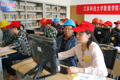4月14日,志愿者在江蘇省鎮(zhèn)江市潤州區(qū)七里甸街道萬科社區(qū)農民工網(wǎng)絡學堂為農民工講課。新華社發(fā)(石玉成 攝)